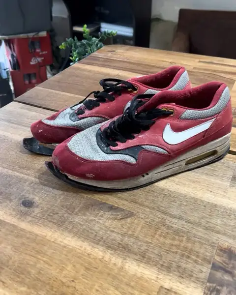 Nike Air Max 1 rouge avant rénovation, semelle décollée