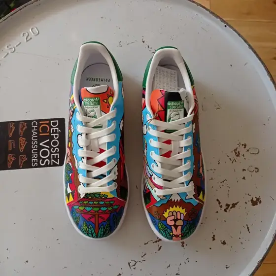 Stan Smith personnalisée à la main : fresque intégrale