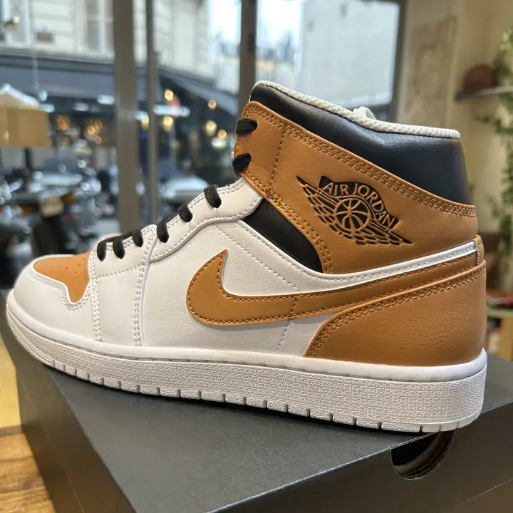 Air Jordan 1 Mid recolorée à la main en caramel et noir
