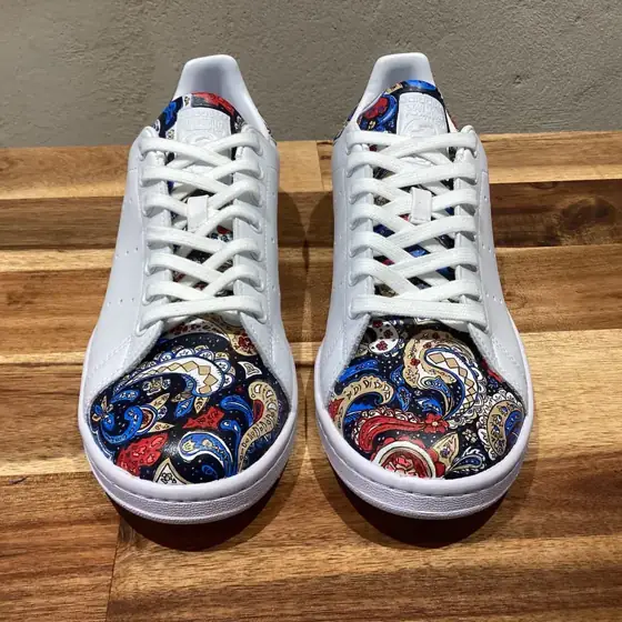 Stan Smith personnalisée à la main : motif paisley