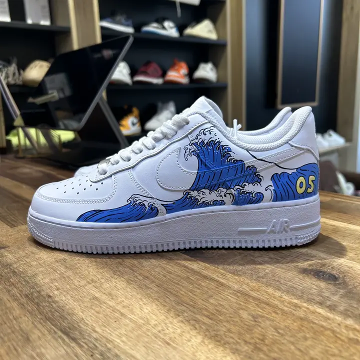 Air Force 1 personnalisée à la main : une grande vague bleue