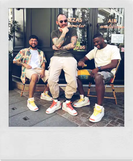 L'équipe Maison Sneakers en terrasse, en Air Jordan 2 personnalisées