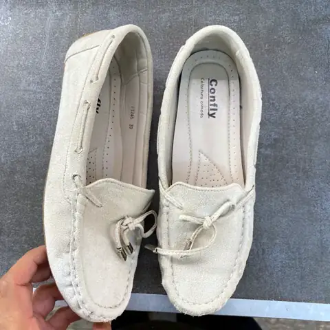Mocassin en daim après nettoyage