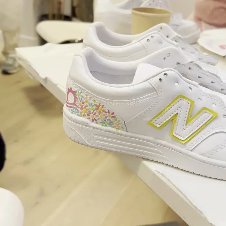 Sneaker blanche personnalisée de fleurs pendant un atelier en entreprise