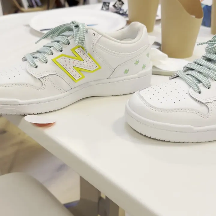 Une paire blanche en cours de personnalisation pendant un atelier d'équipe