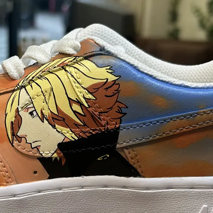 Gros plan d'un portrait de personnage peint à la main sur le côté d'une sneaker